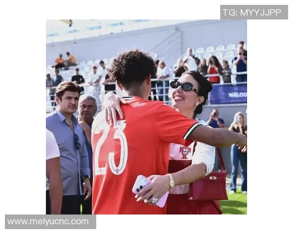 足球明星与儿子的温馨瞬间展现亲情与梦想的交融